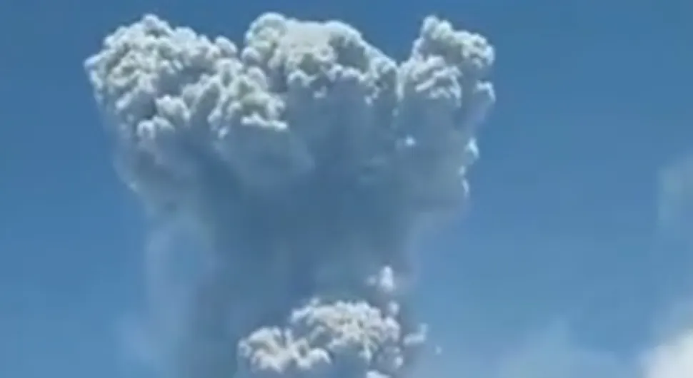 erupcija vulkana indonezija .webp